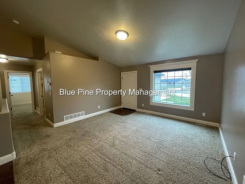 3 bed, 2.0 bath, 2570 sqft, $2,000 — Photo 3