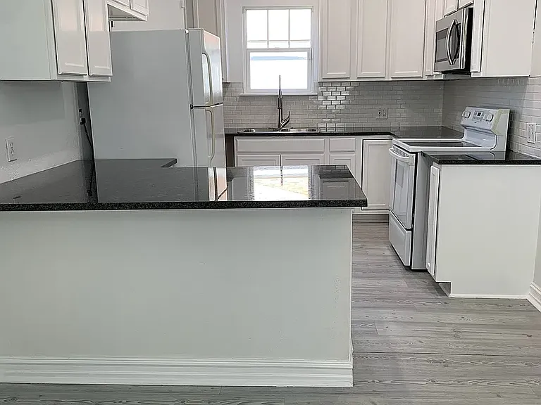 725 S Wyandotte Ave — Photo 3