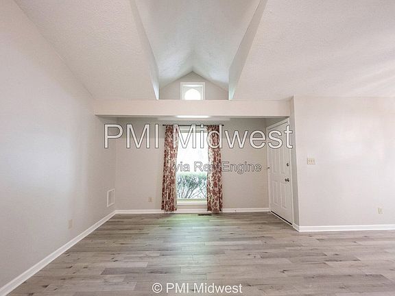 4th image of 100 E King St