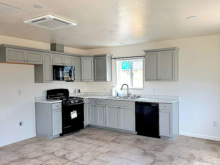 45411 Genoa Ave — Photo 2