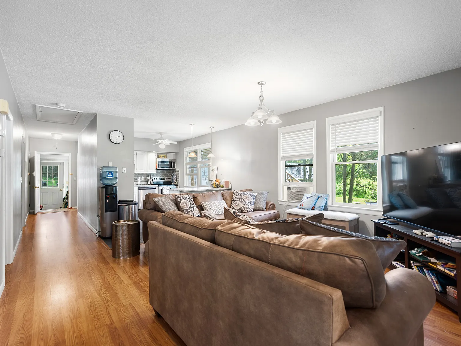 3 bed, 1096 sqft, $2,400 — Photo 3