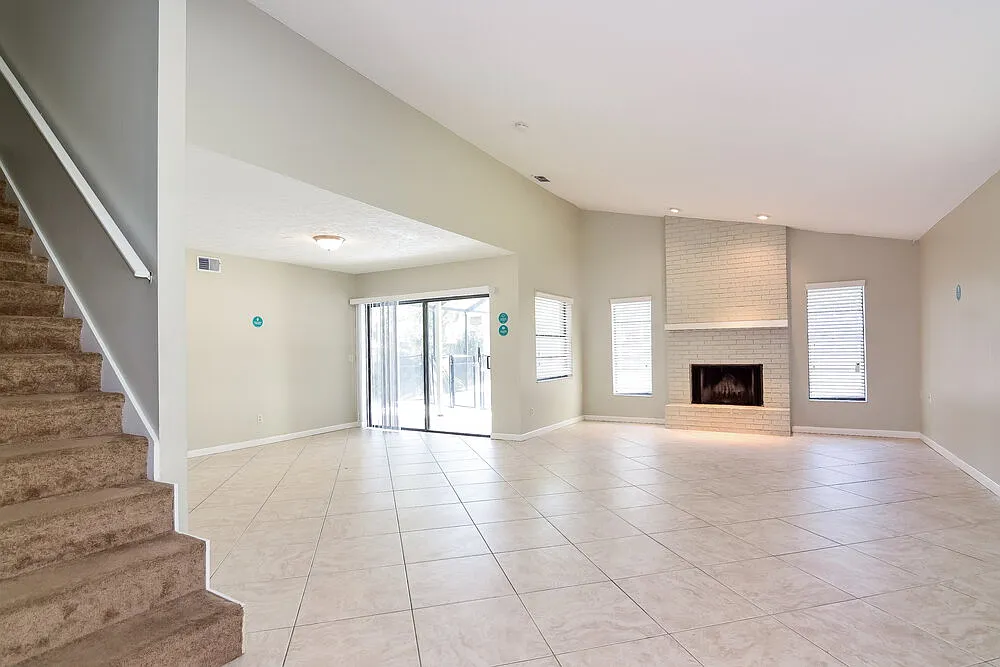 3 bed, 3.0 bath, 1895 sqft, $2,870 — Photo 3