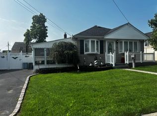 45 W Clearwater Road, Lindenhurst, NY 11757