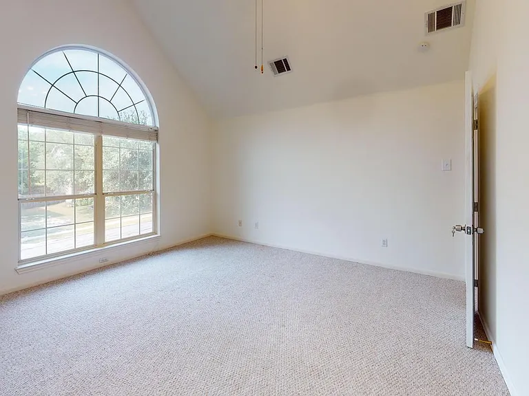 702 Dover Ln — Photo 4