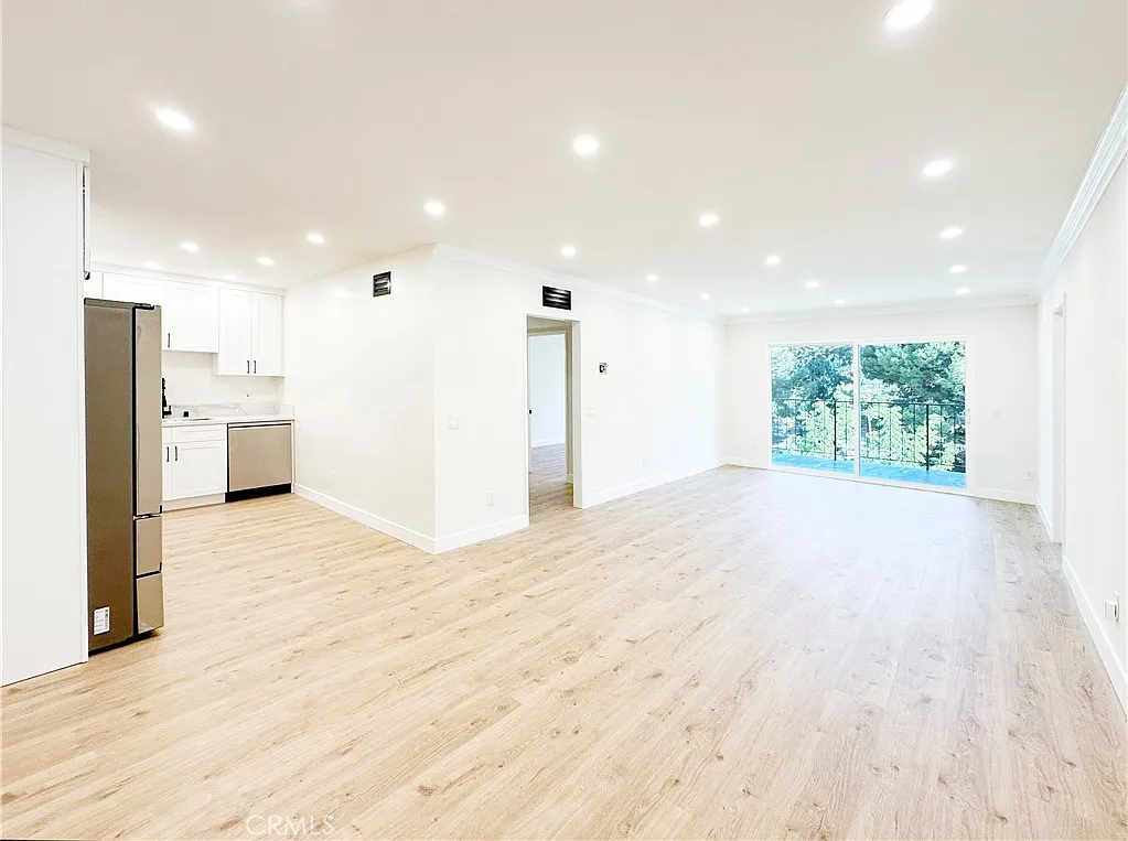 2 bed, 932 sqft, $2,995 — Photo 1