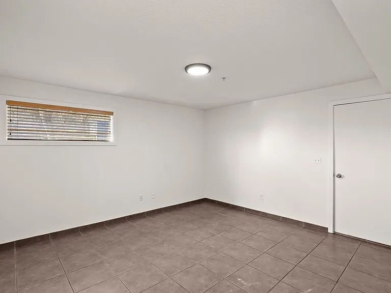 3220 N Michigan Ave — Photo 18