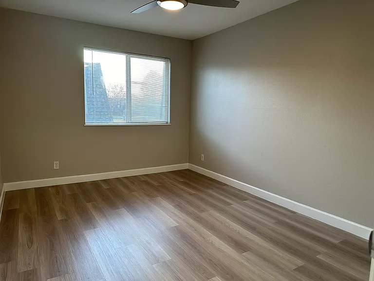 1145 S Oneida St #D — Photo 11