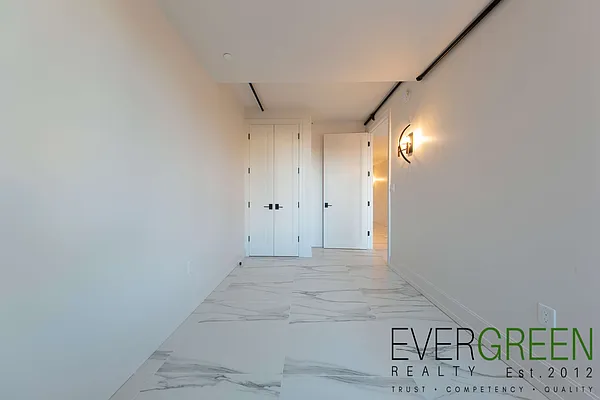 Rented by Evergreen Apartments BK | media 12