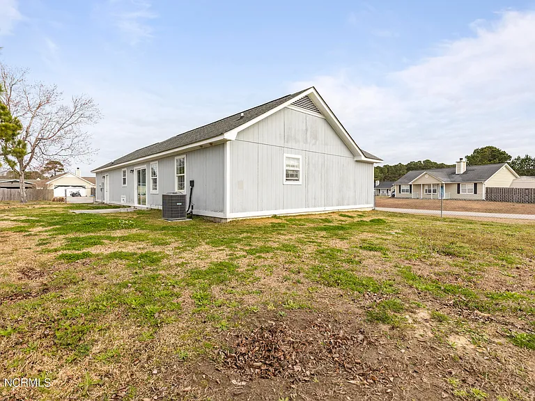 305 Foxridge Ln — Photo 32