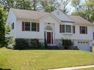 40 Hunting Ridge Dr, Groton, CT 06355