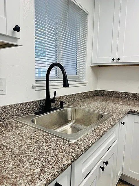 1715 Central Apartments — Photo 3