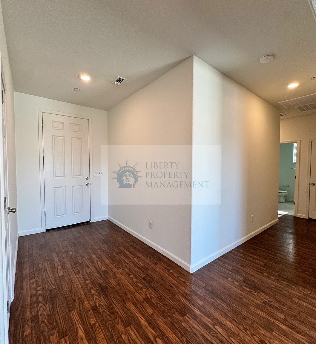 3 bed, 1600 sqft, $2,495 — Photo 4