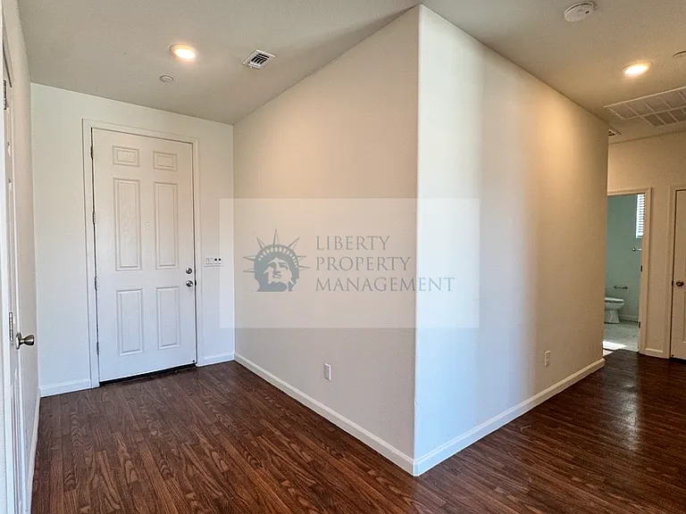 7216 E University Ave — Photo 4