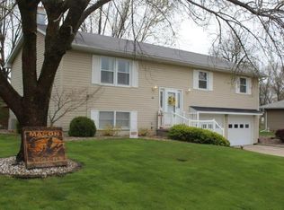 1307 Hawthorn Dr, Macon, MO 63552
