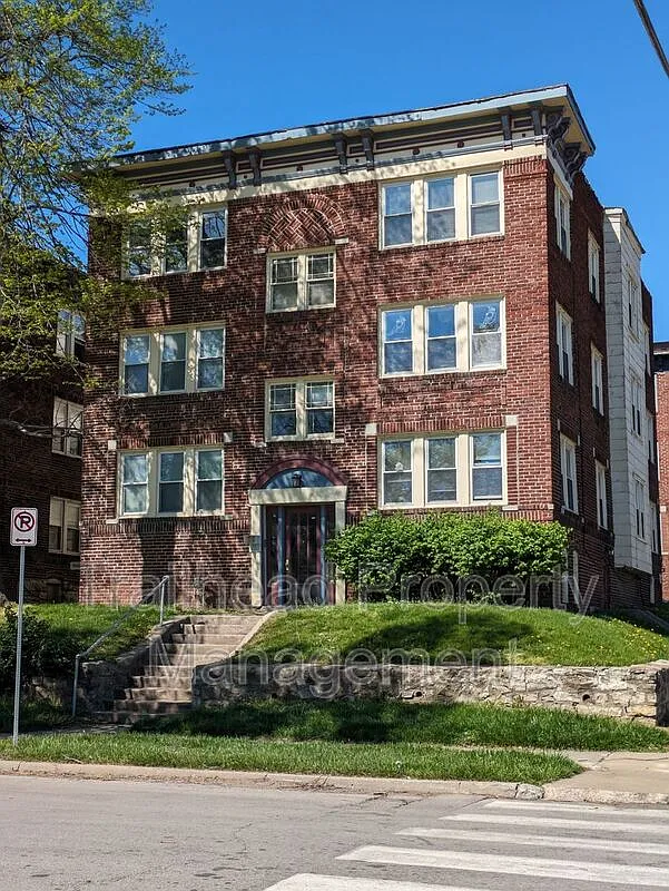 2 bed, 1.0 bath, 856 sqft, $850 — Photo 1