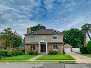 27 Terrace Ct, Albertson, NY 11507