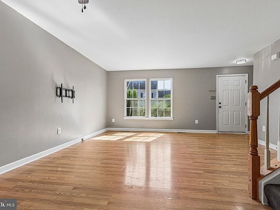 3rd image of 833 Gallows Ct