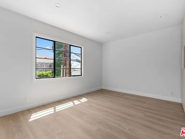 8730 Holloway Dr — Photo 15