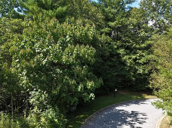 27 Heritage Park Dr, Fairview, NC 28730