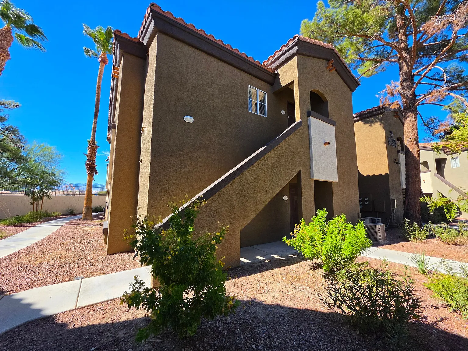 2nd Level Condo in Sedona off Las Vegas Blvd — Photo 2