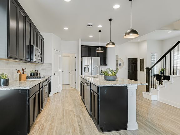 3rd image of 5410 Traviston Dr