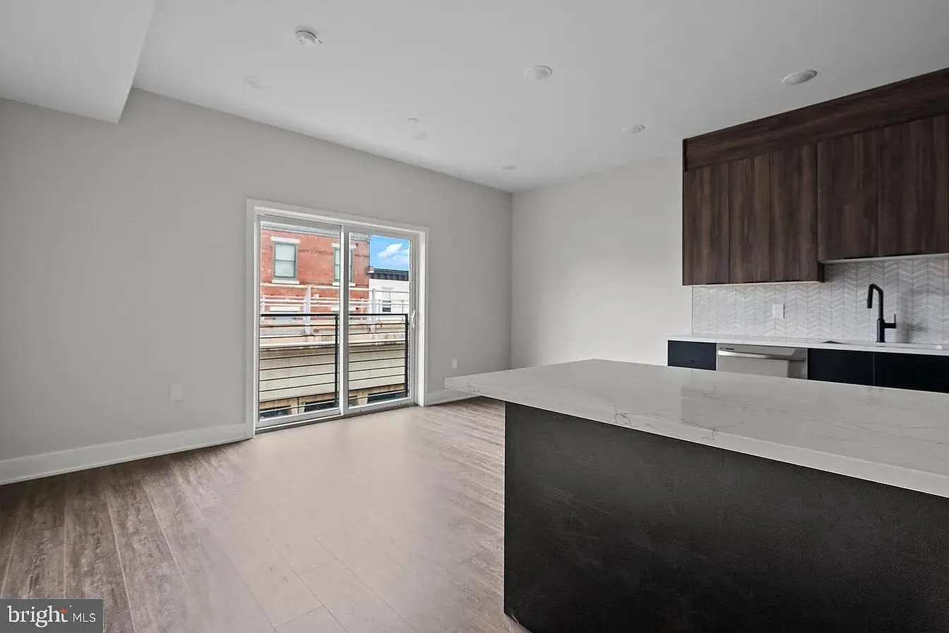 3 bed, 1350 sqft, $2,595 — Photo 2
