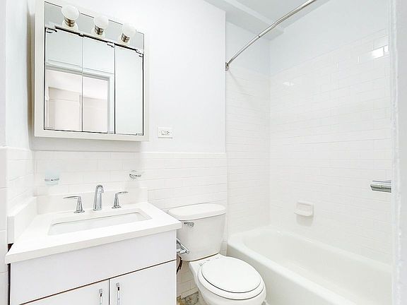 4th image of 140 E 46th St APT 4D