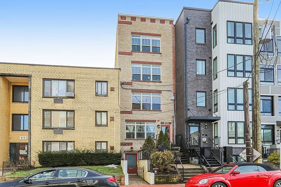 2 Bedroom + 2 Bath Parking Included! — Photo 2