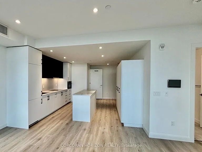 741 King St W #912 — Photo 8