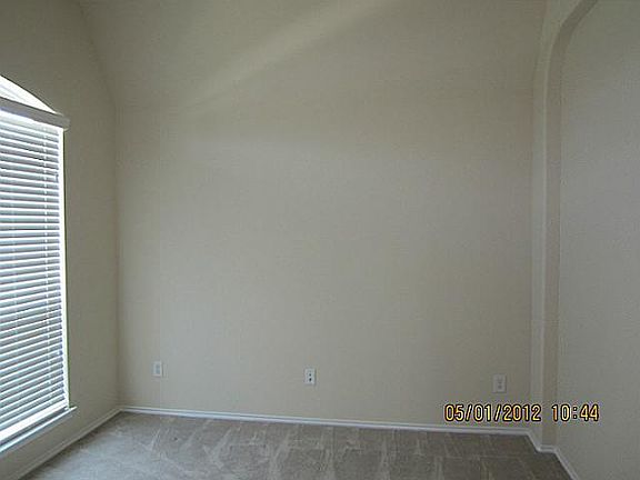 4th image of 912 Amherst Dr