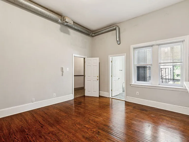 1931 Chestnut St — Photo 11