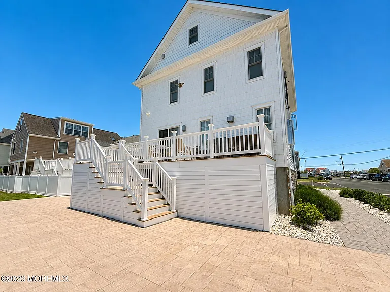 550 Whiting Ave — Photo 24