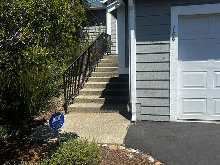 736 Hillside Dr — Photo 4
