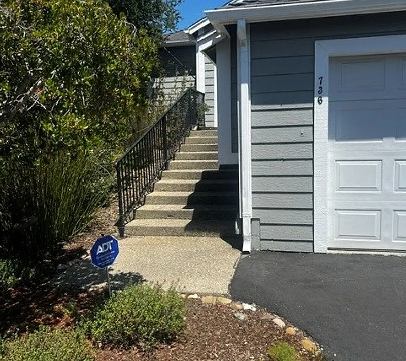 736 Hillside Dr