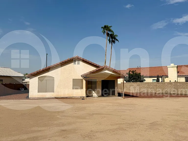 417 E Cantebria Dr — Photo 23