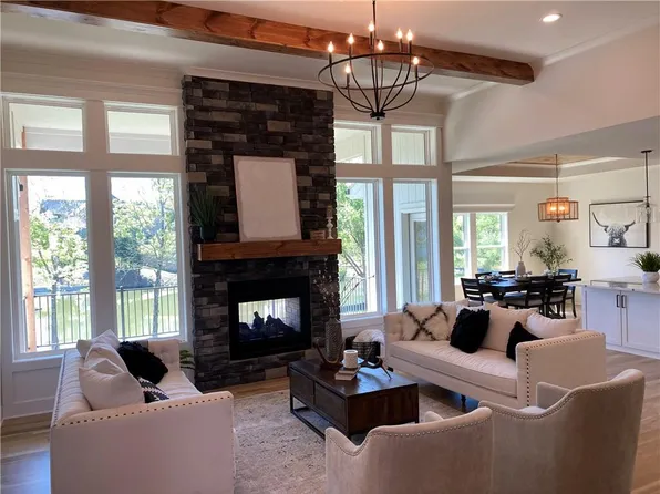 9082 Freedom Cir, Lenexa, KS 66227
