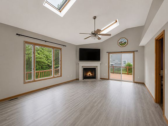 4th image of 110 Oakwood Ln