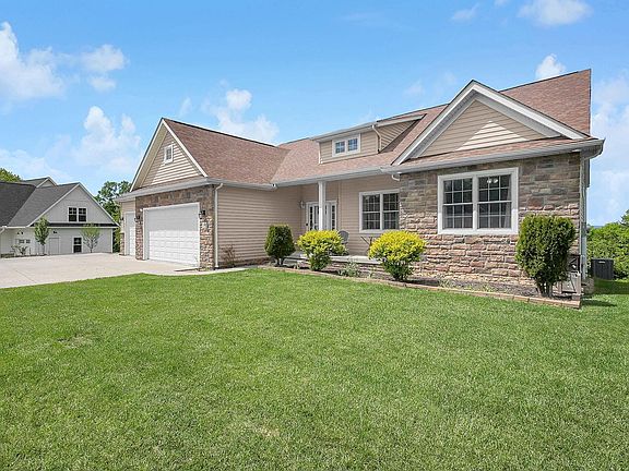 4th image of 390 Laurel Oak Ln