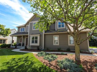 1847 Wellsprings Ct, Oconomowoc, WI 53066