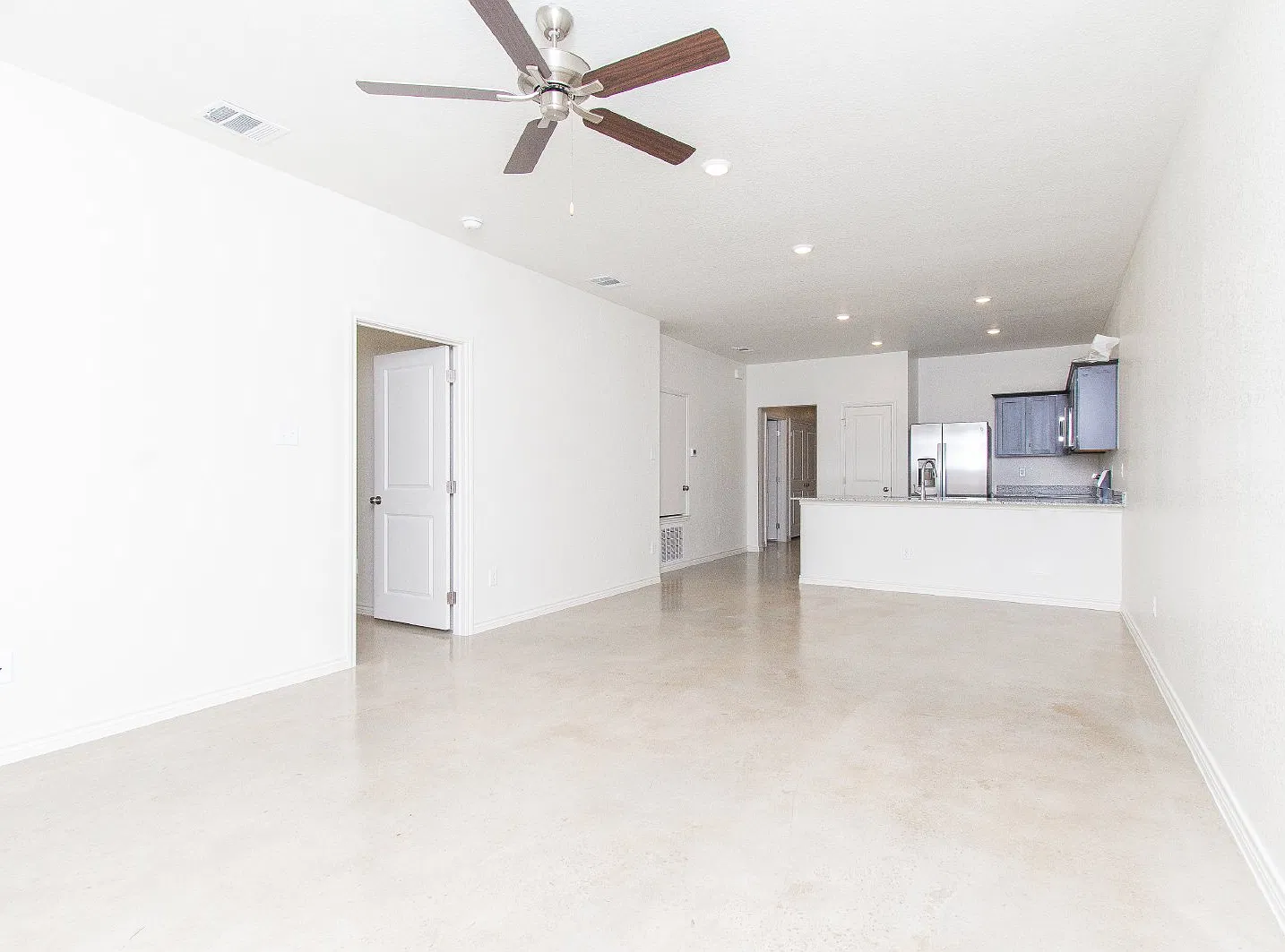 3 bed, 2.0 bath, 1219 sqft, $1,400 — Photo 3