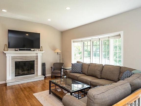2nd image of 11 Burrwood Ct