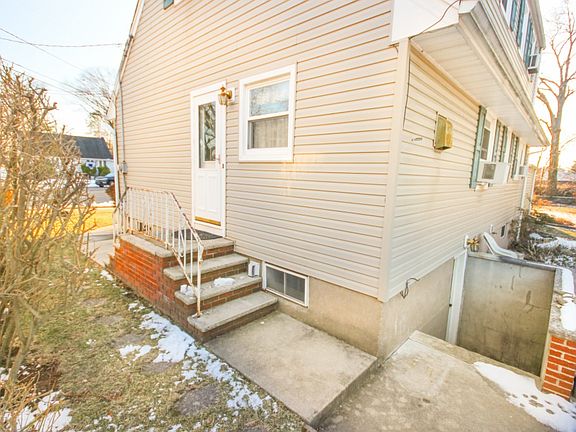 4th image of 21-15 Carlisle Pl