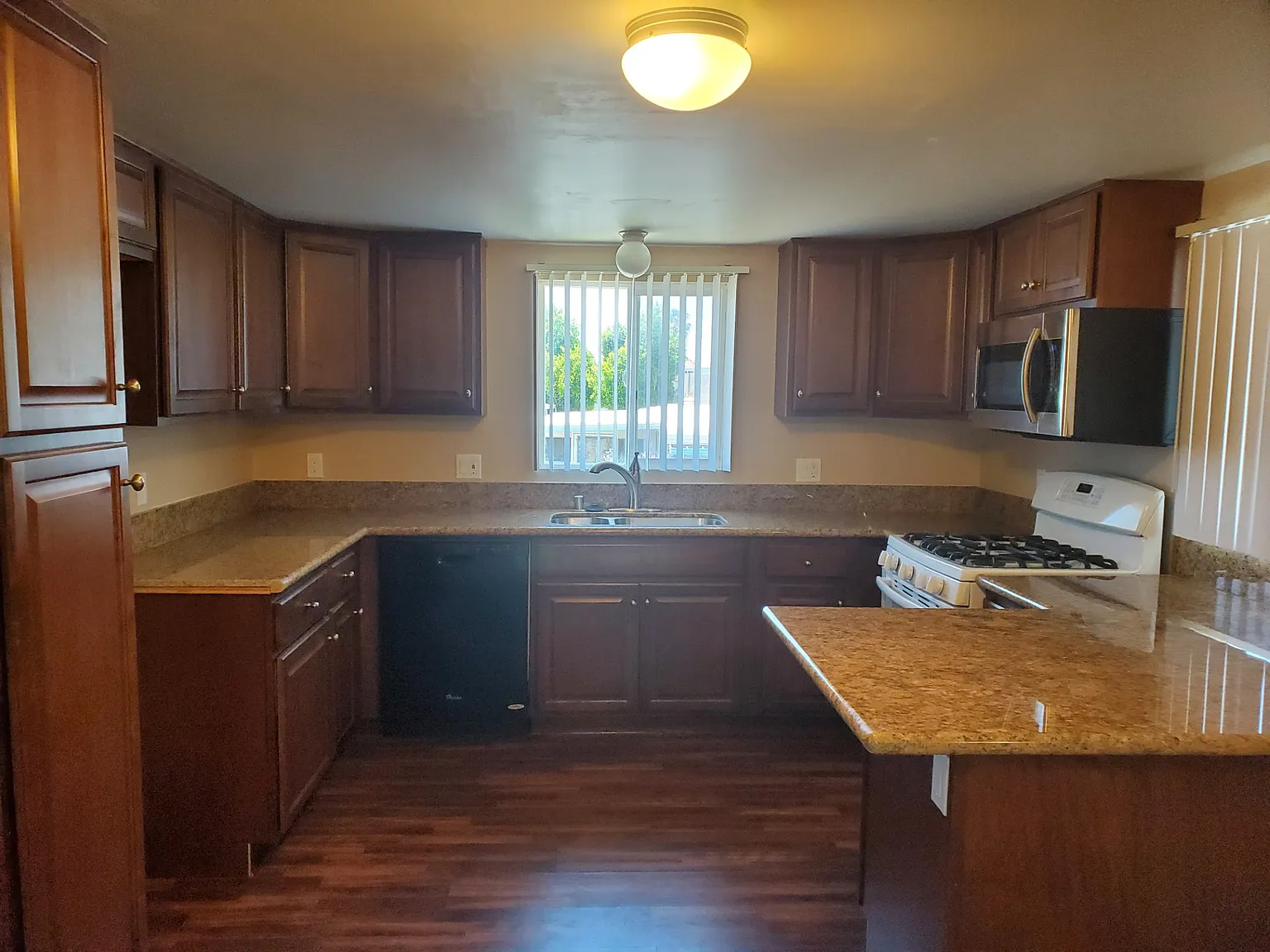 2 bed, 600 sqft, $1,650 — Photo 3