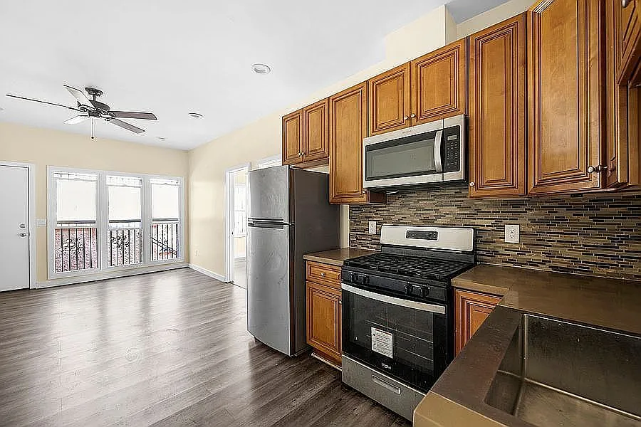3 bed, 1.0 bath, 1000 sqft, $2,566 — Photo 3