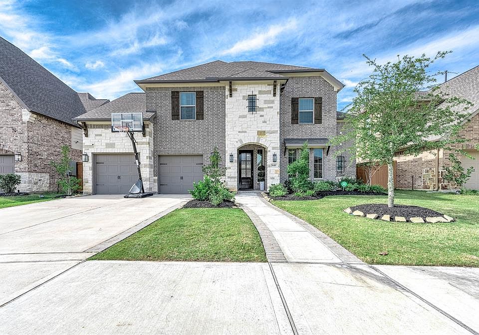 Welcome to your forever home 6411 Elrington Heights Ln! Located in the well sought after master community of Elyson community, this home has fantastic curb appeal with beautiful lush landscaping and a well-manicured front lawn. This home features stu