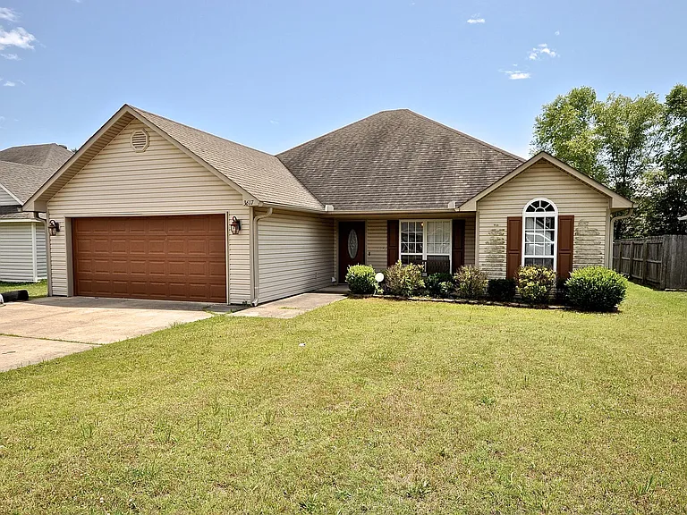 3617 Lexee Dr — Photo 2