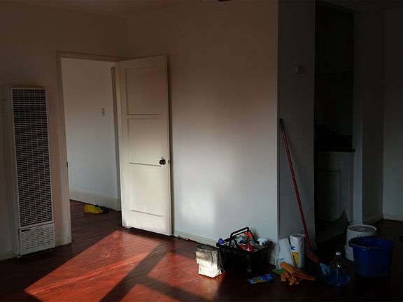 3rd image of 5013 Rosewood Ave