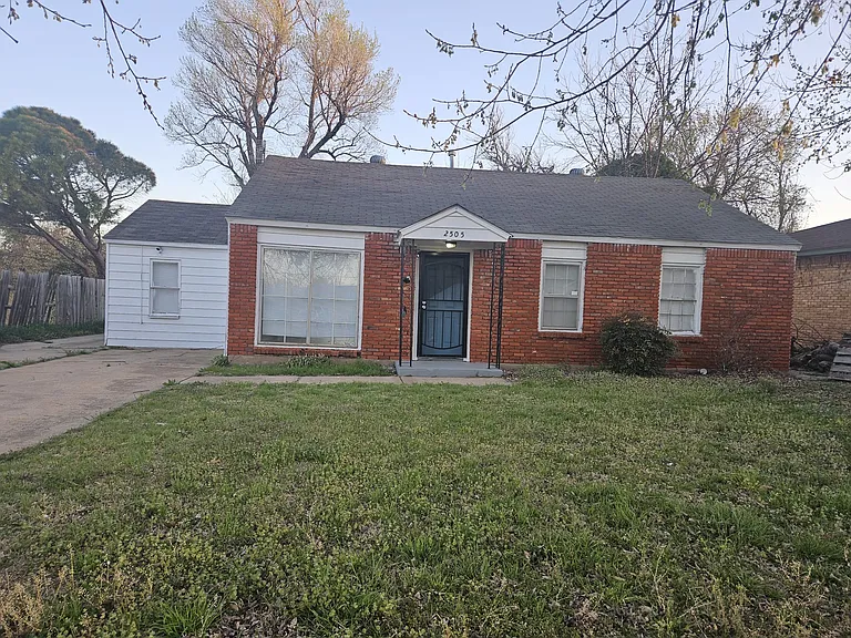 2505 NW Lincoln Ave — Photo 1