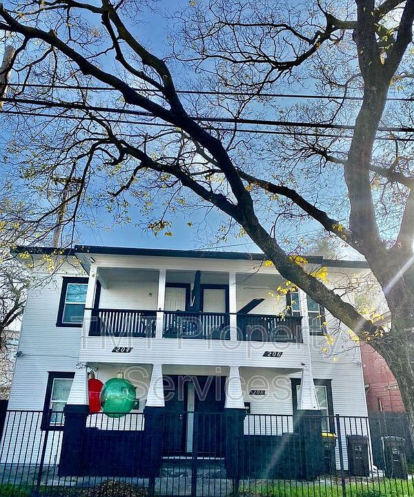 1st image of 202-208 W Oak St
