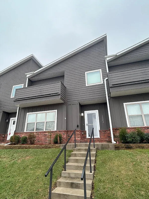 3 bed, 2.5 bath, 1900 sqft, $2,000 — Photo 1